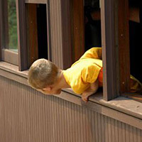 Двухлетний ребенок выпал из окна многоэтажки